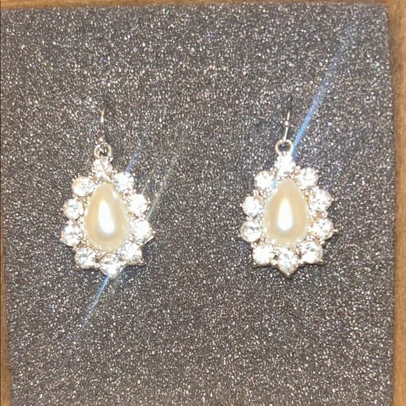 Elegant Silver and Pearl Drop Earrings…open to offers. U can bundle - Picture 3 of 6